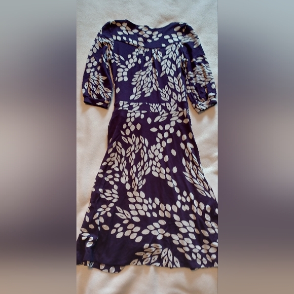 Purple and white 3/4-sleeve wrap dress (NEW) - Picture 2 of 3